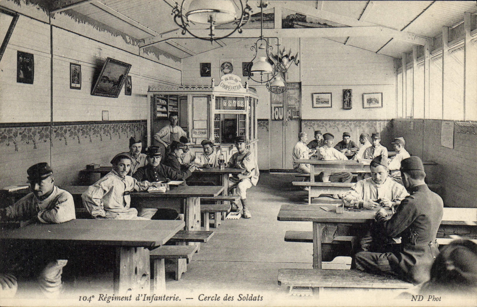 CPA Militaria 104eme Regiment d'infanterie Cercle des soldats