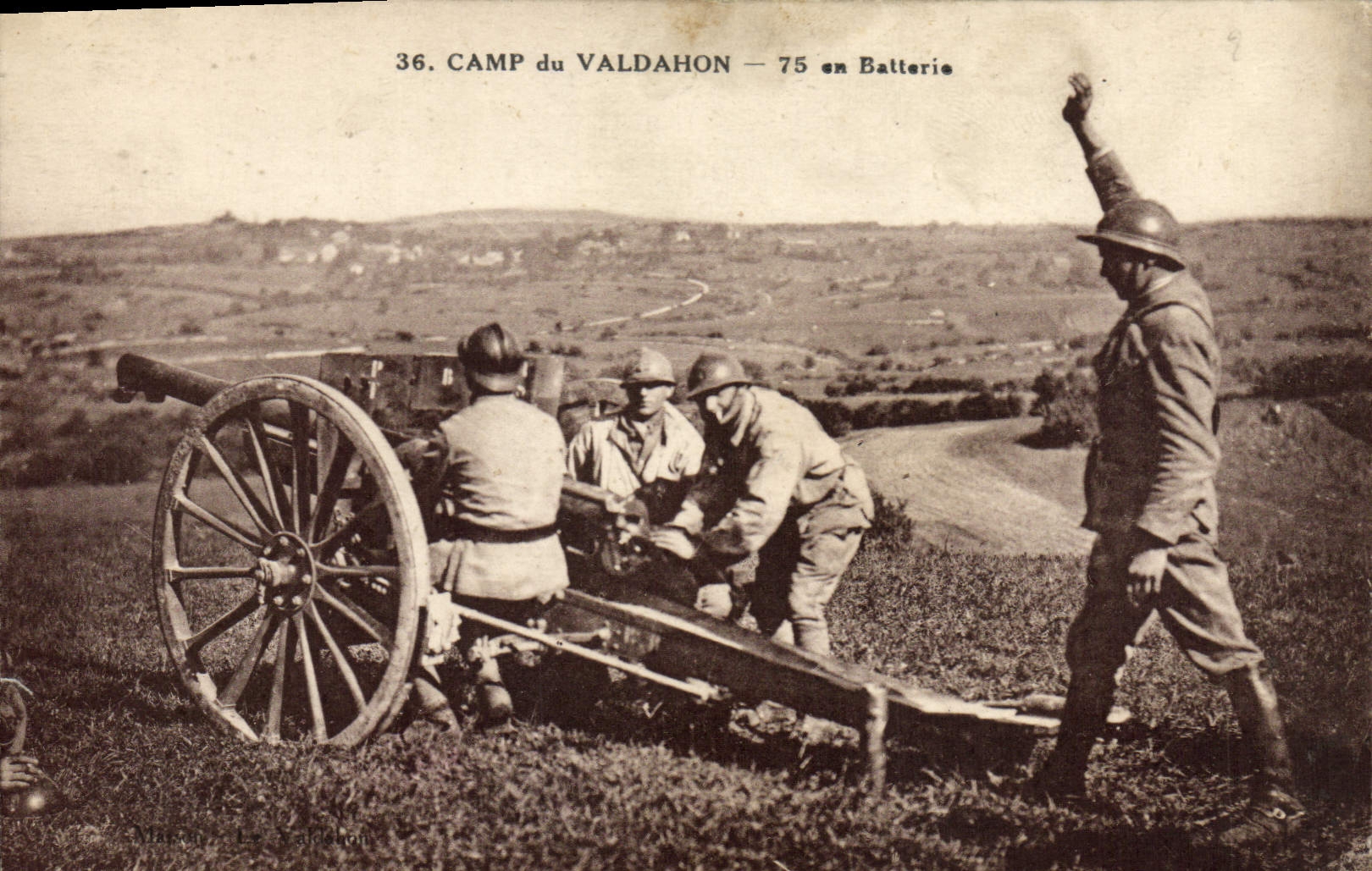 CPA Militaria Camp de Valdahon 75 en batterie 