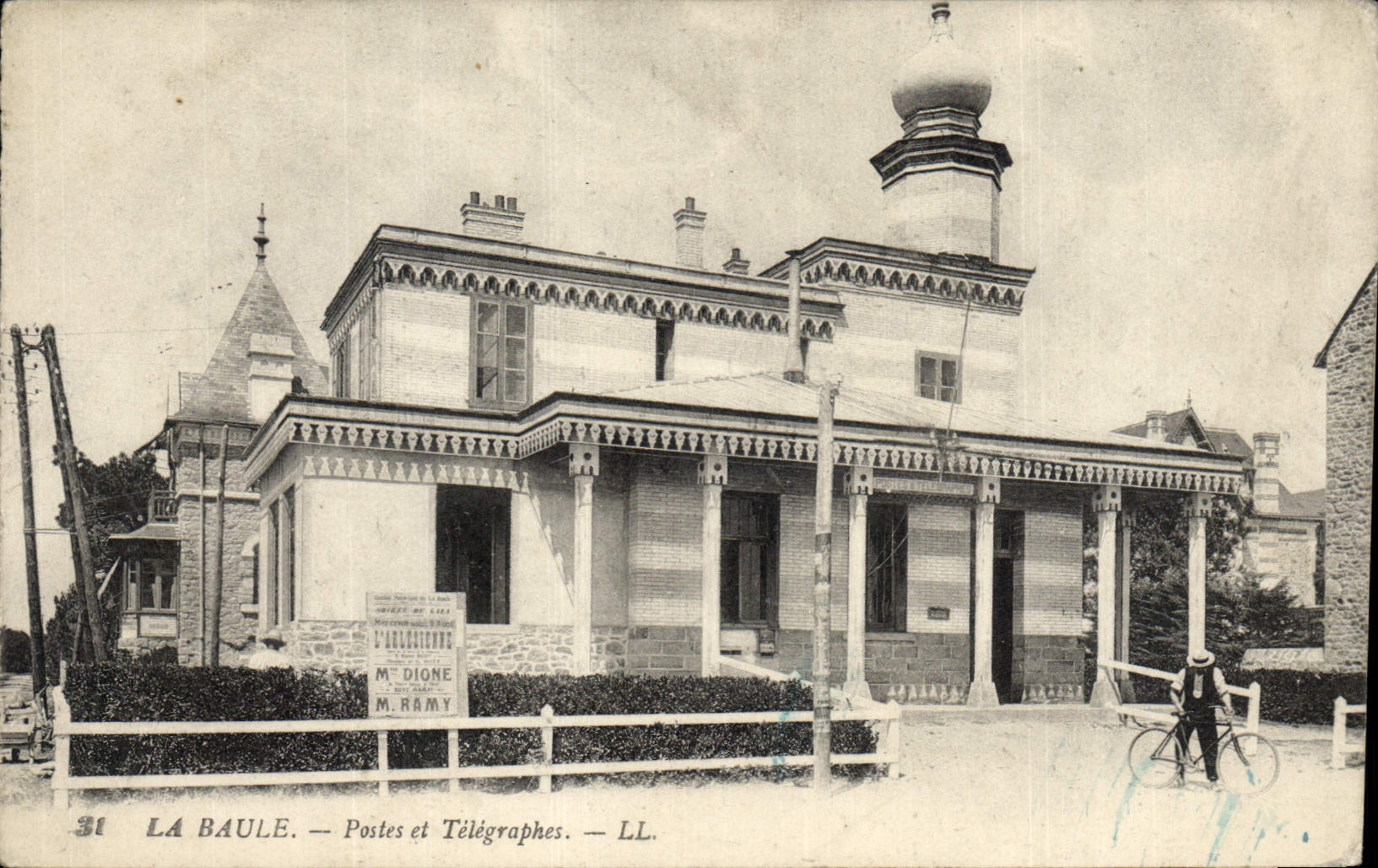 VINTAGE POSTCARD Post office building and Telegraphs Baule