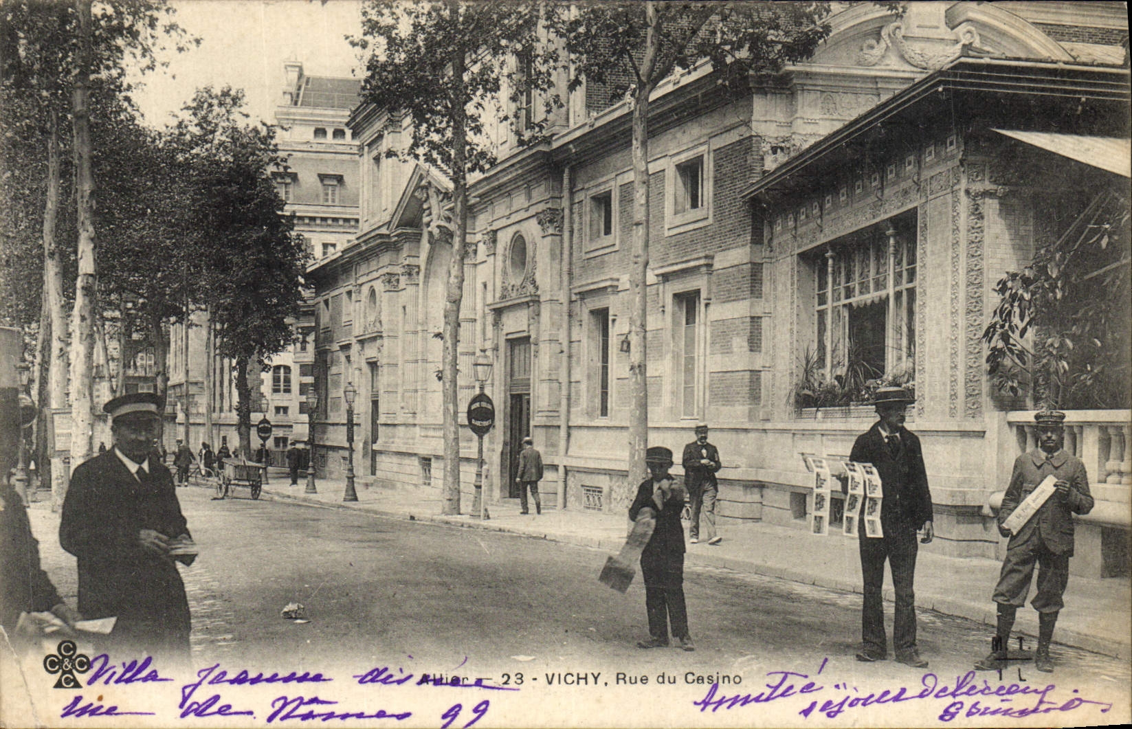 CPA Vichy Rue du casino Vendeur Cartes Postales TOP
