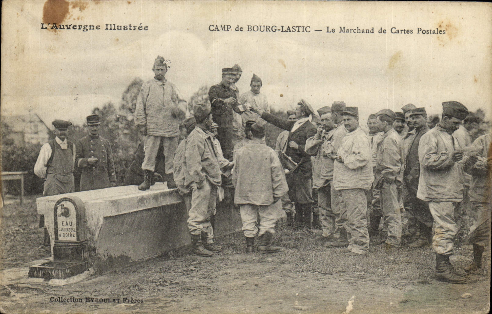 CPA Auvergne Camp de Bourg Lastic Le marchand de Cartes Postales Militaria TOP