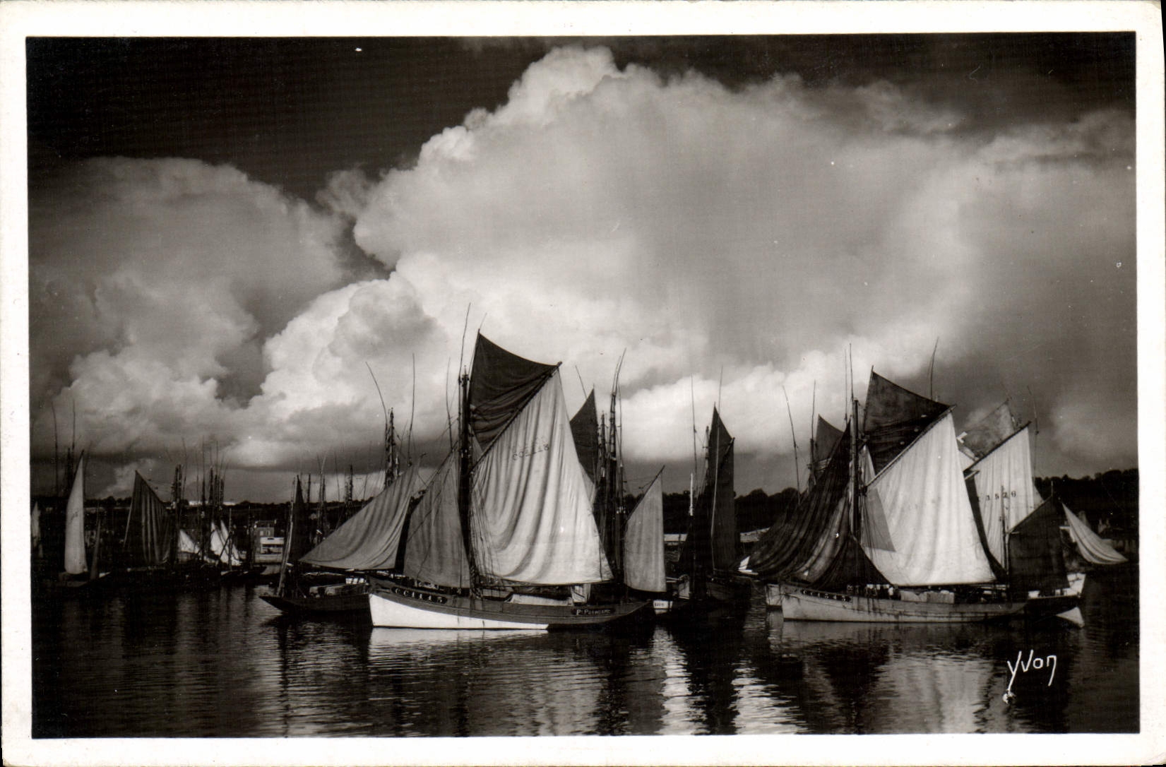 VINTAGE POSTCARD Bateau Fishes Concarneau Groupe thonniers by sky of storm