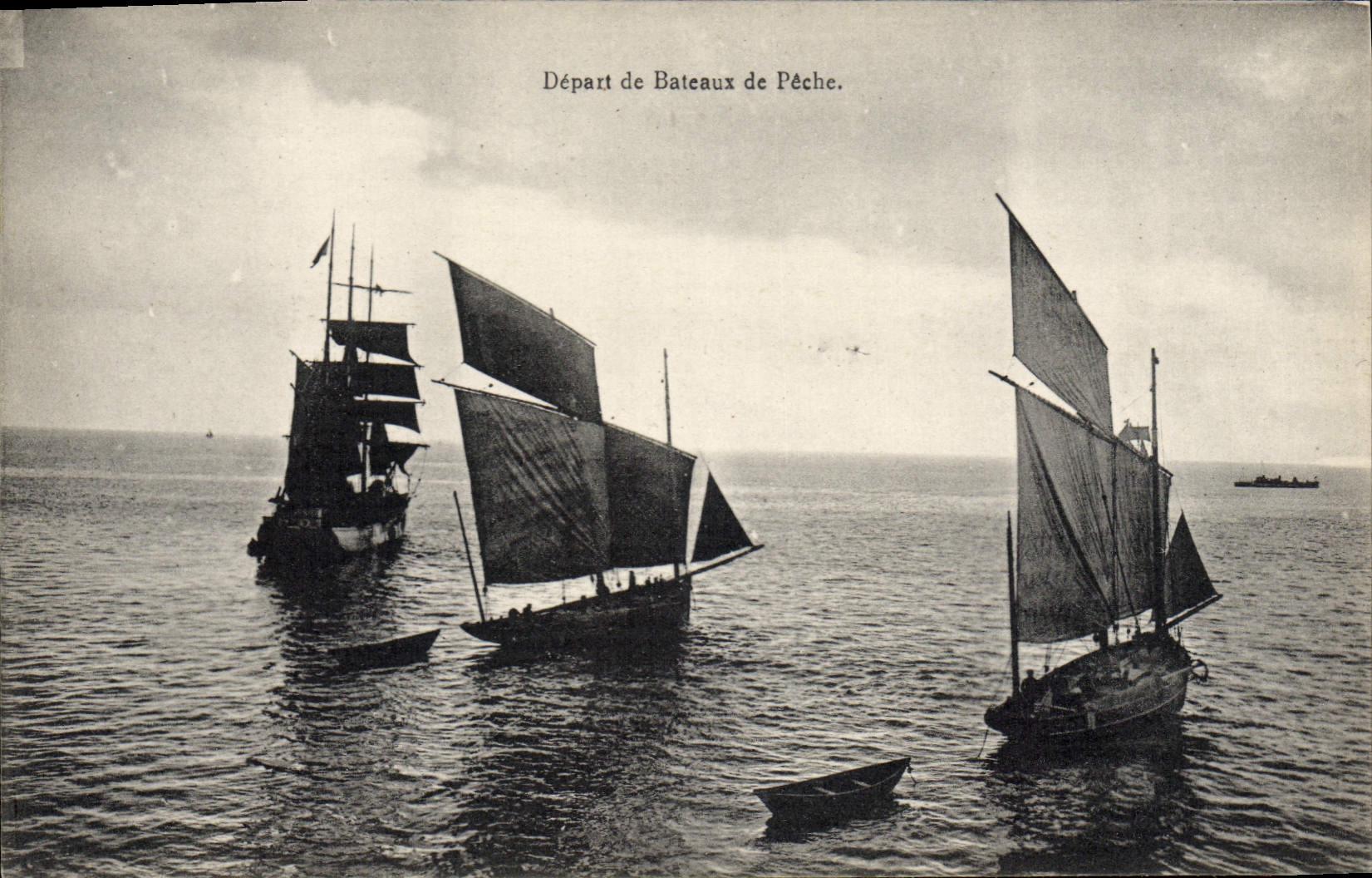 VINTAGE POSTCARD Bateau Fishes Departure of boats of sin
