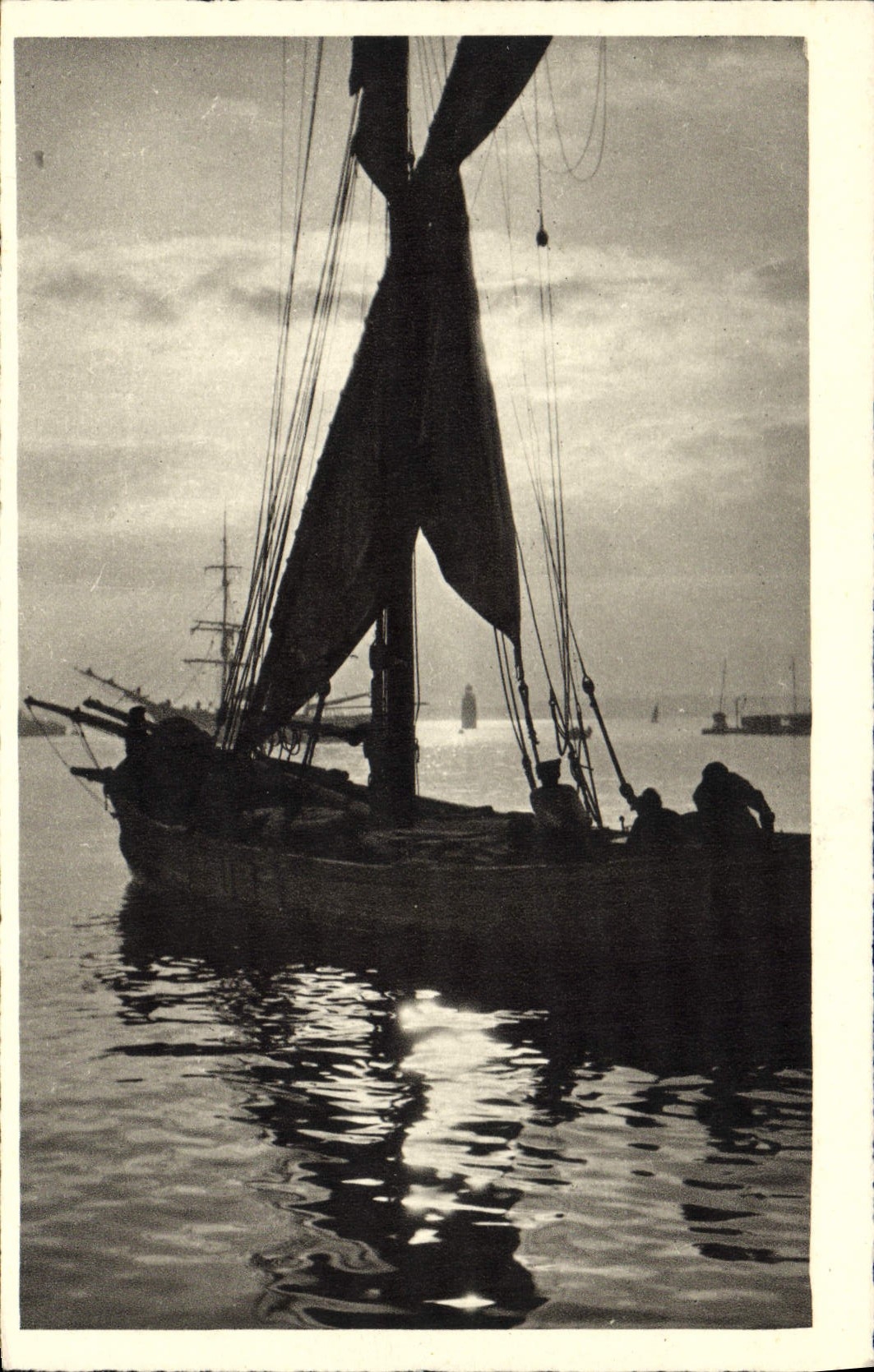 CPA Bateau Peche a Mediterranee Tartane rentrant au port