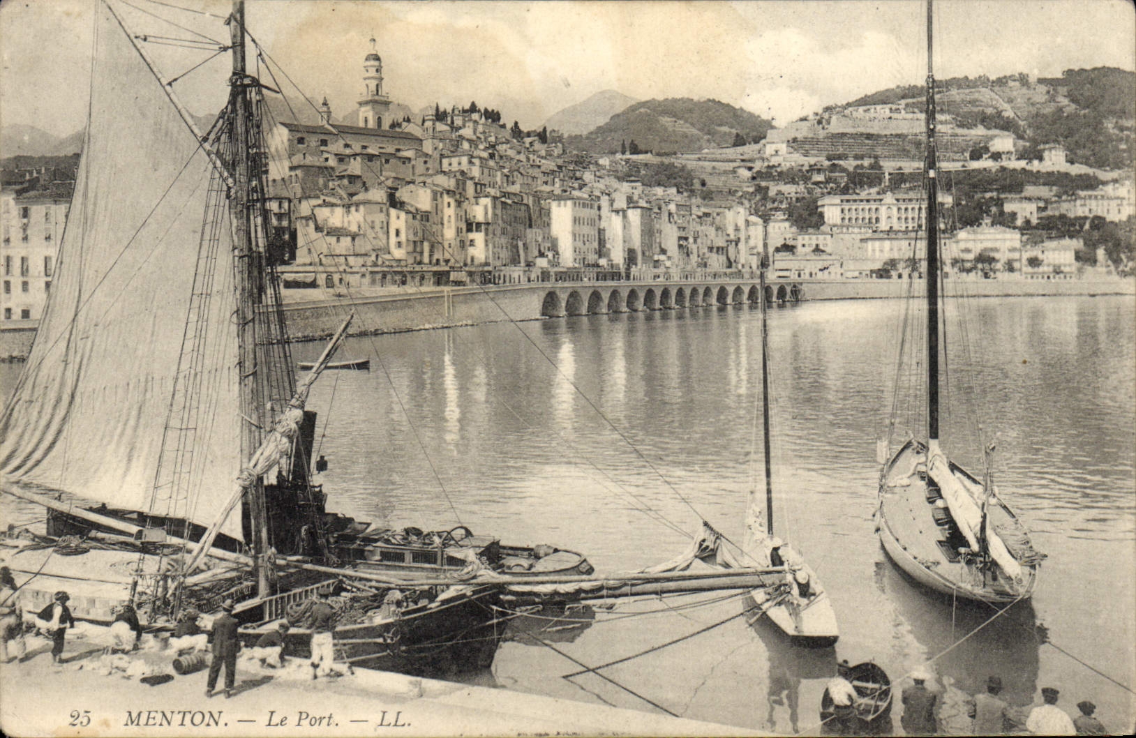 CPA Bateau Peche Menton Le port 