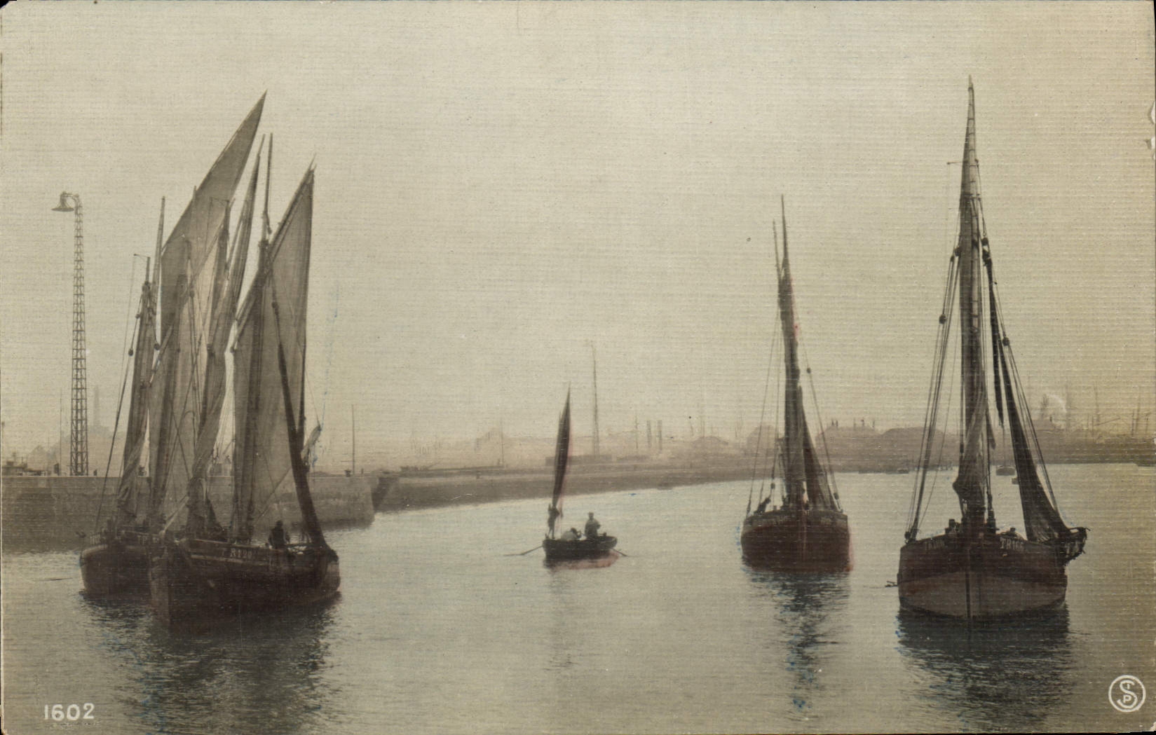 VINTAGE POSTCARD Bateau Fishes (chart toilee)