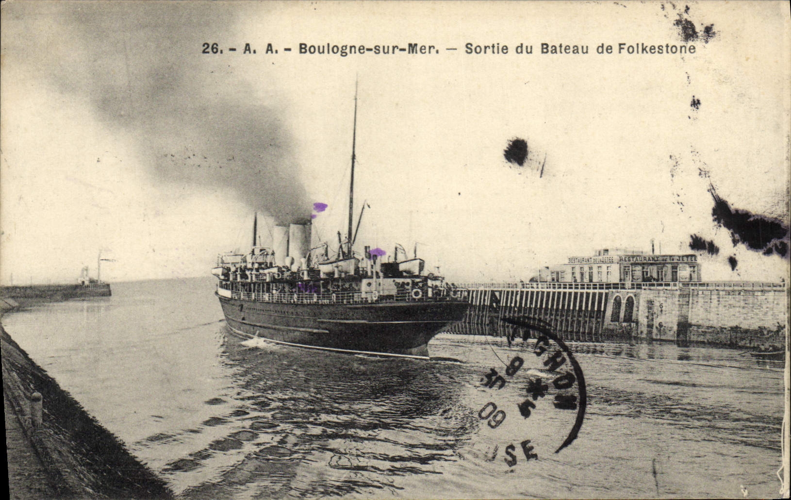CPA Bateau Boulogne sur mer Sortie du bateau de Folkestone
