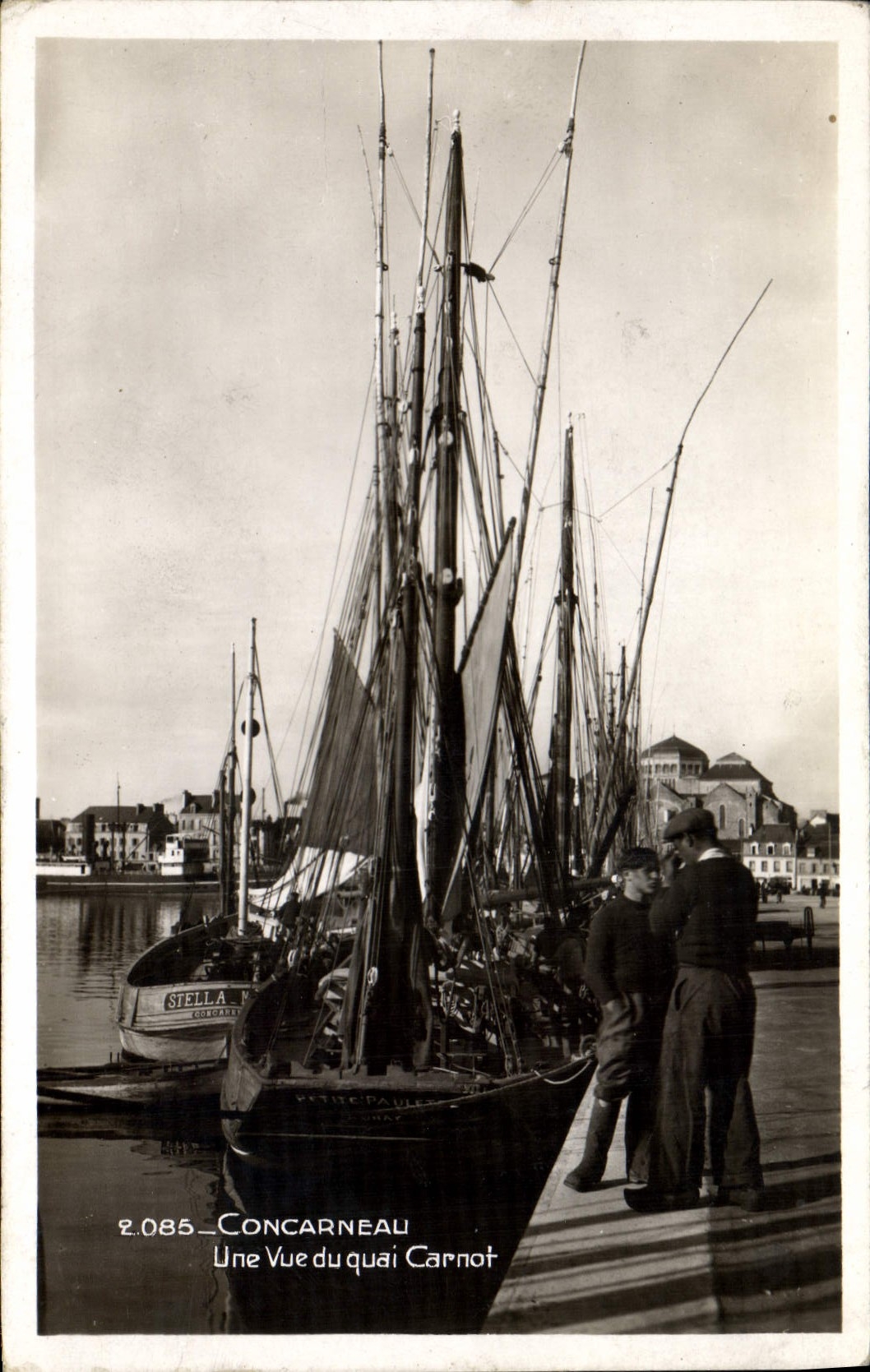 VINTAGE POSTCARD Bateau Fishes Concarneau a sight of the Carnot quay