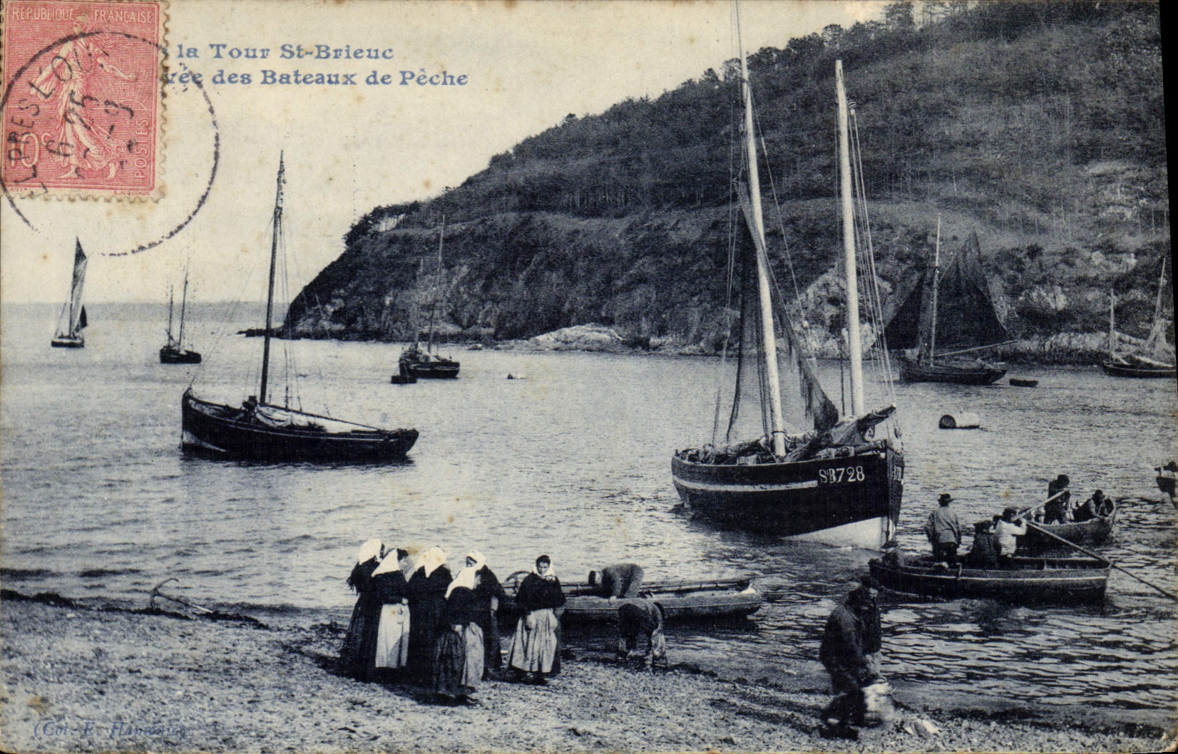 VINTAGE POSTCARD Bateau Fishes the tower St Brieuc Bateaux