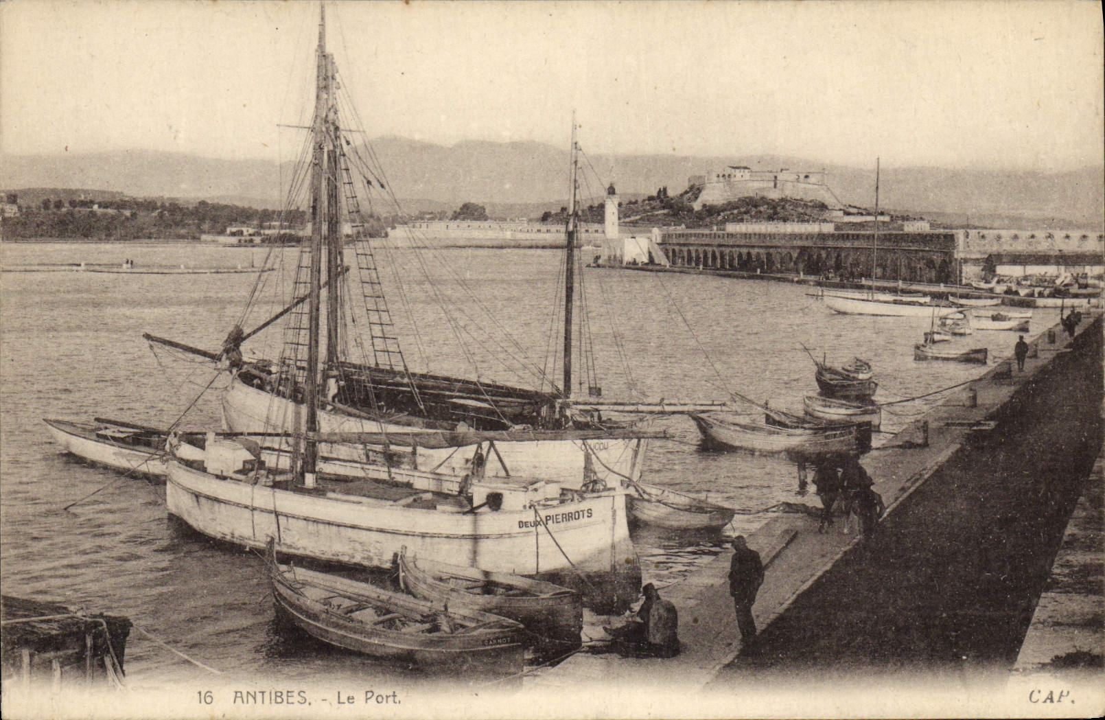 CPA Bateau Peche Antibes Le port Deux Pierrots 