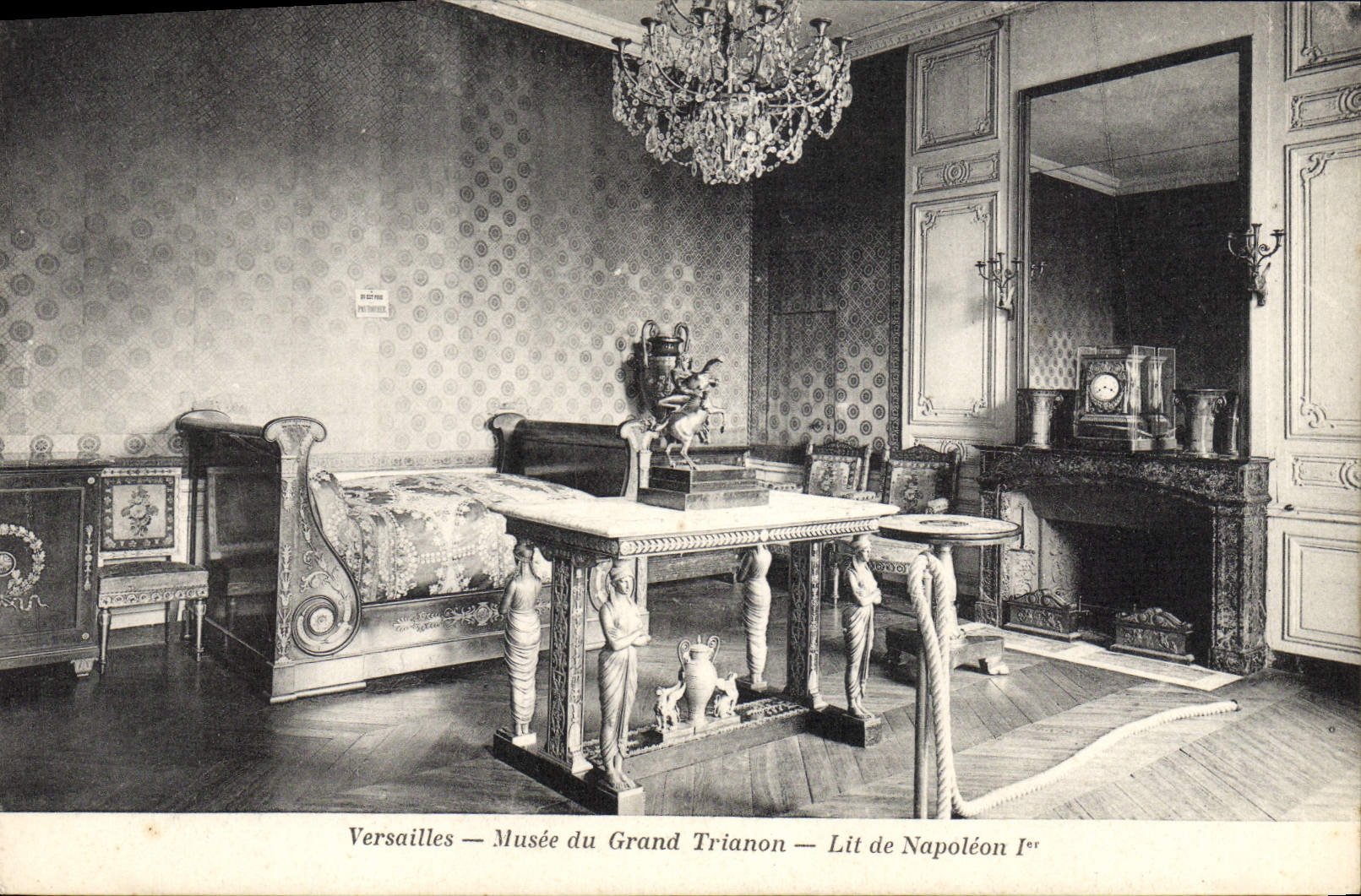 La POSTAL Napoleon 1ra Versalles Musee de la VENDIMIA de Trianon grande lee de Napoleon 1r