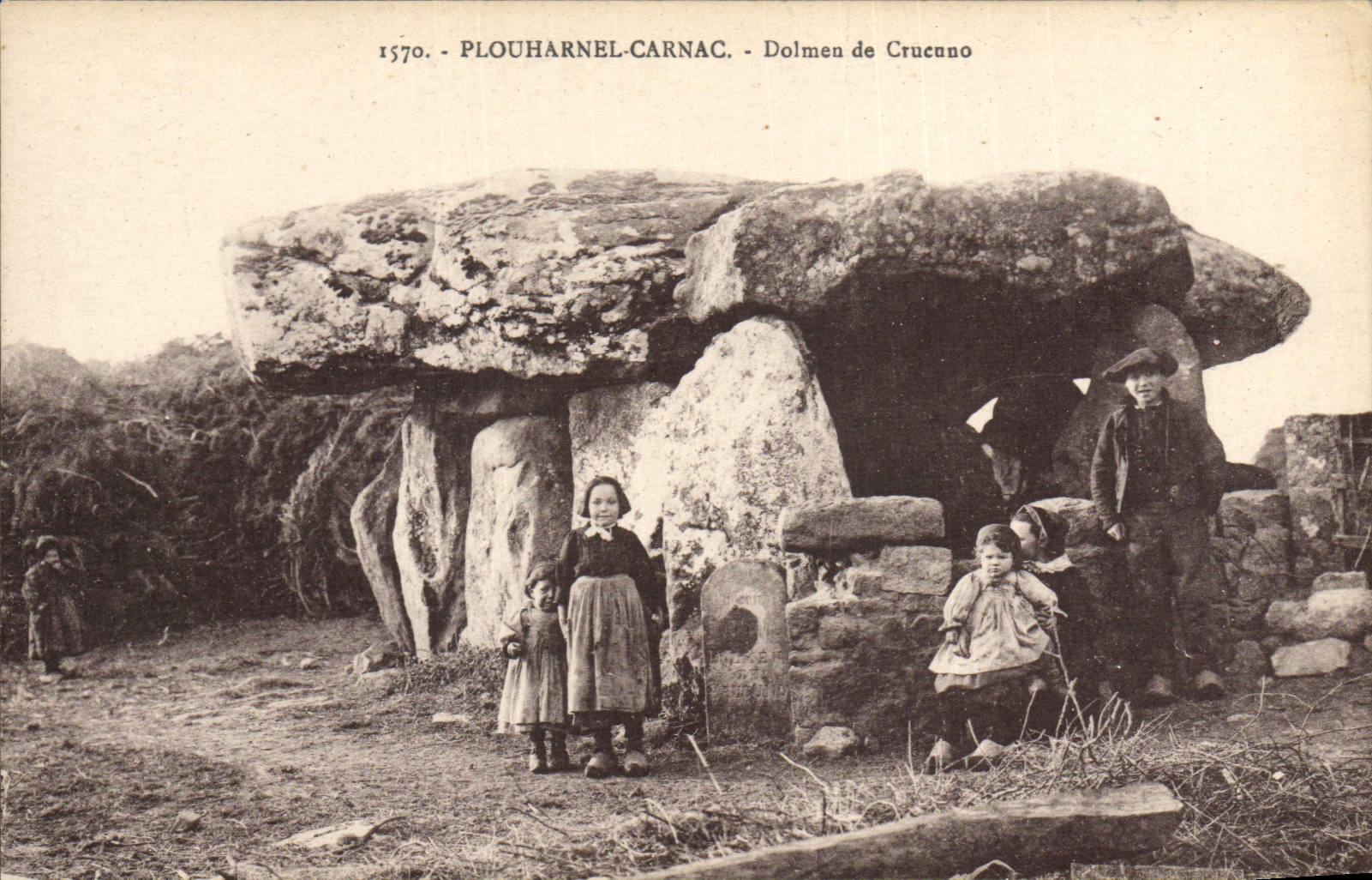 CPA Dolmen Menhir Plouharnel Carnac Dolmen de Cruenno Enfants Folklore