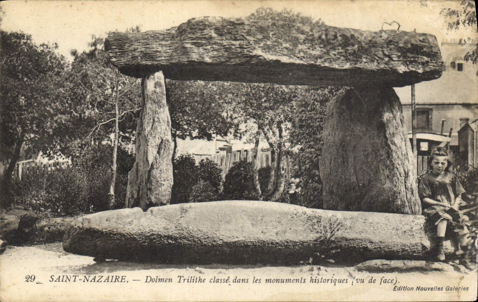 CPA Dolmen Menhir Saint Nazaire Dolmen trilithe Enfant Folklore
