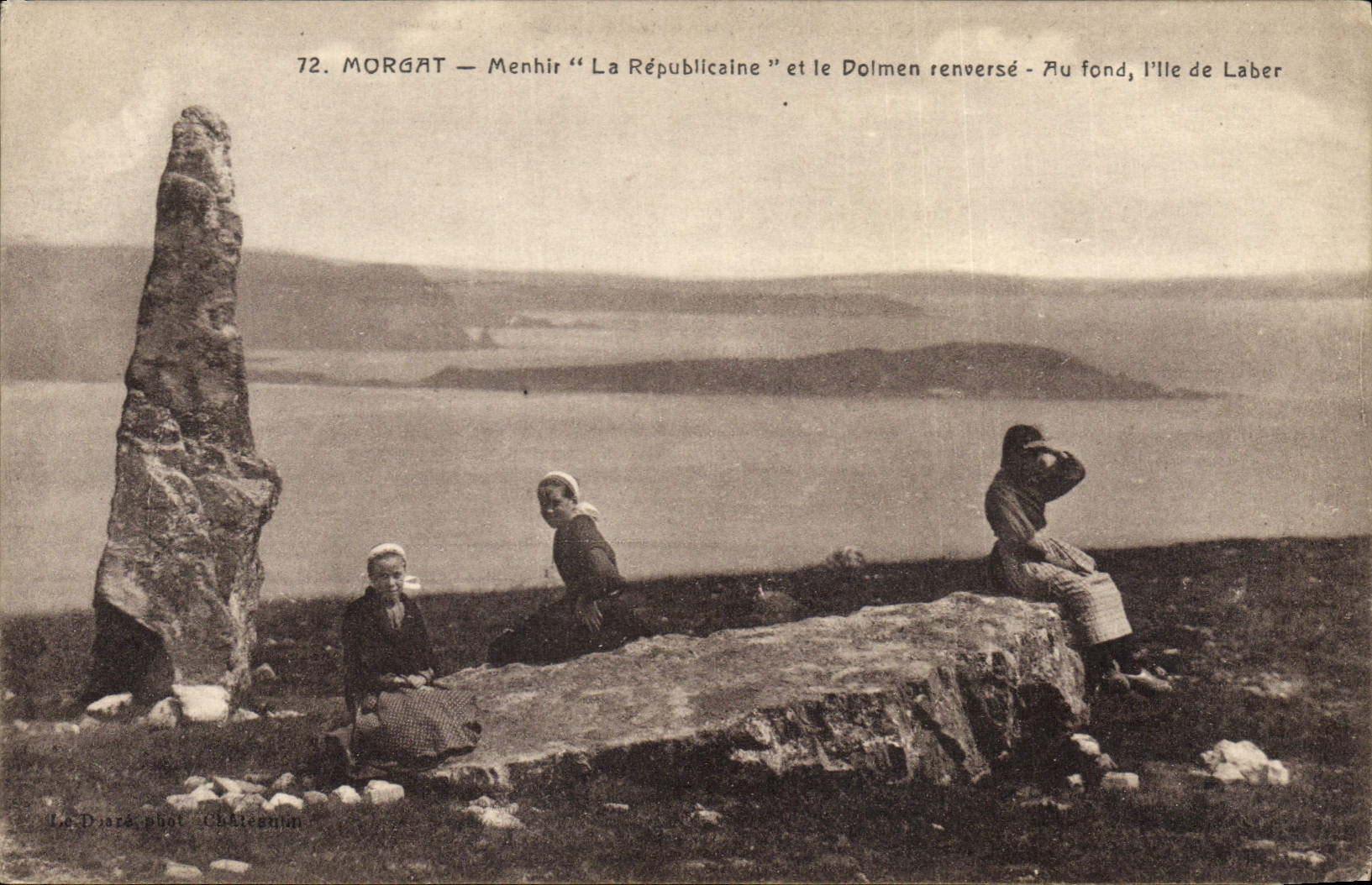 CPA Dolmen Menhir Morgat Menhir La Republicaine et le dolmen renverse Au fond L'ile de Laber Enfants Folklore