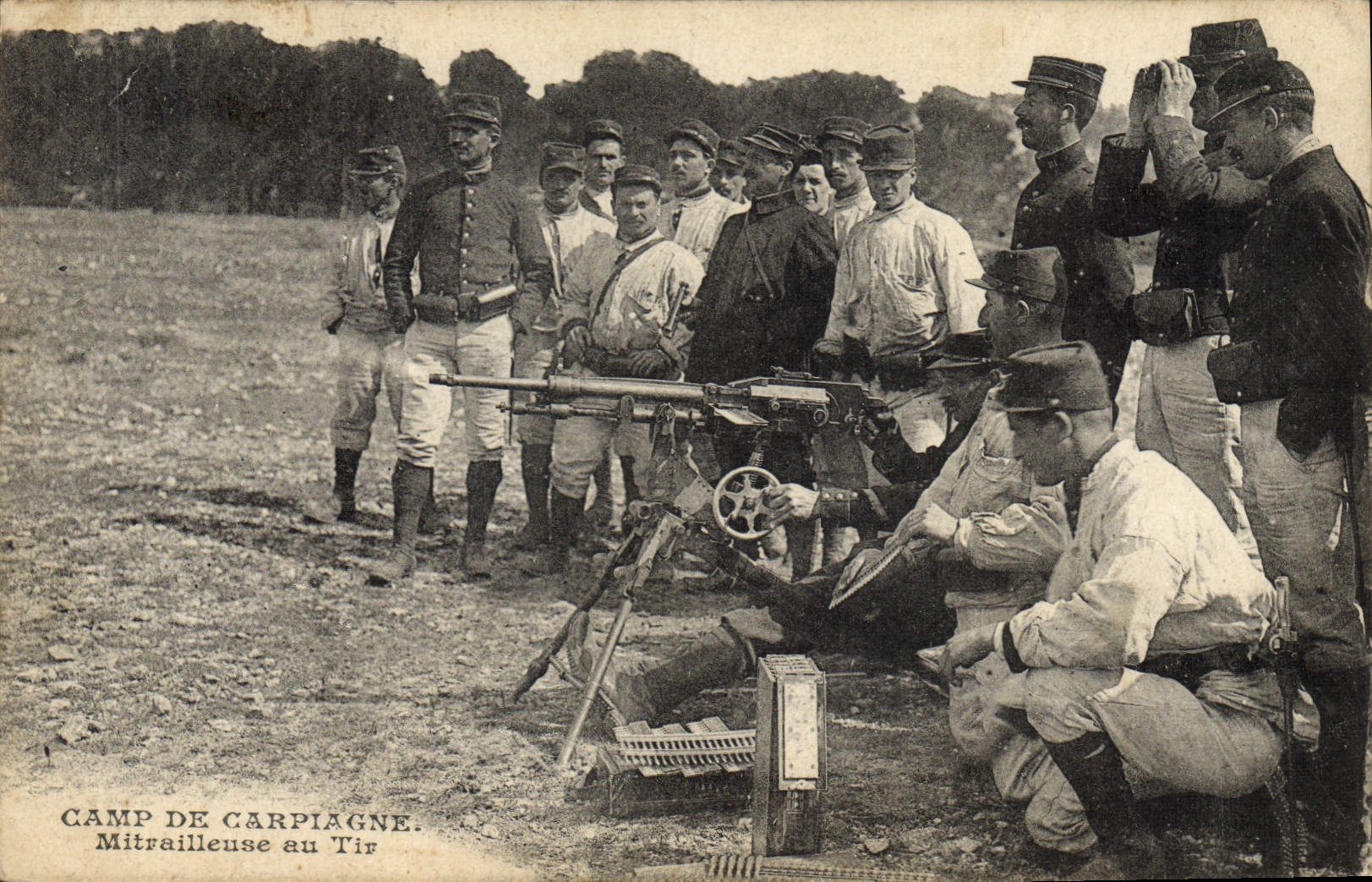 CPA Militaria Camp de Carpiagne Mitrailleuse au tir