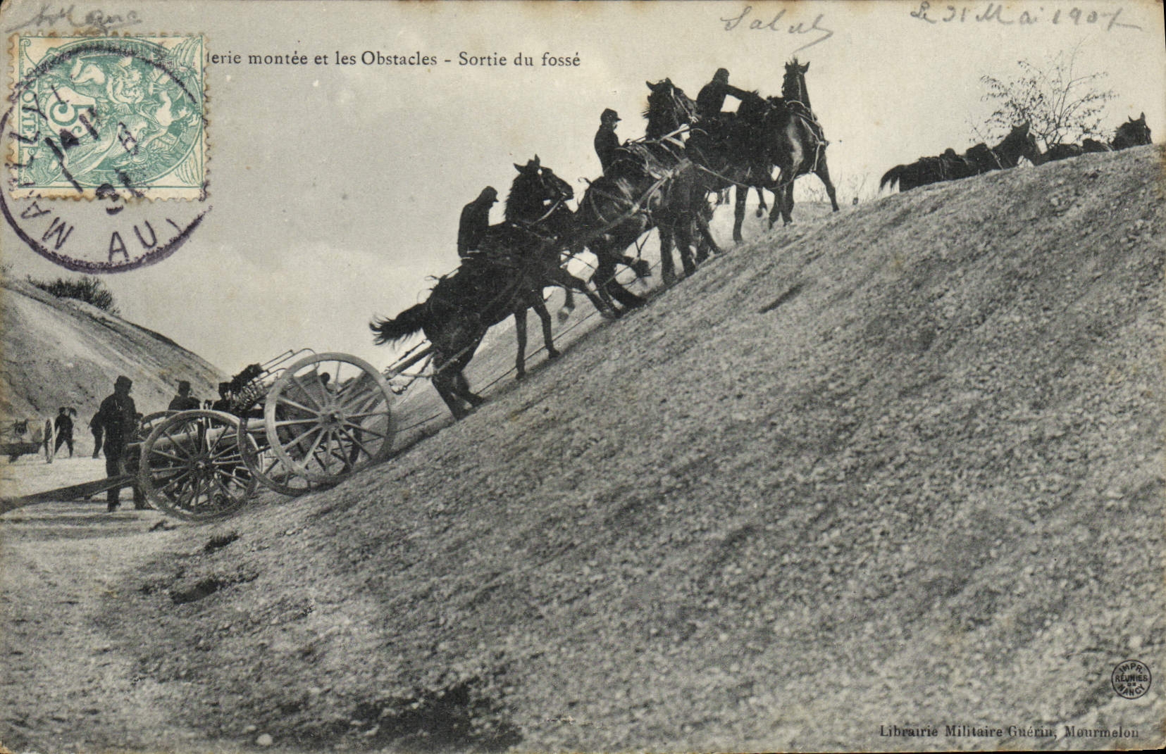 CPA Militaria Montee obstacles Chevaux Sortie du fosse