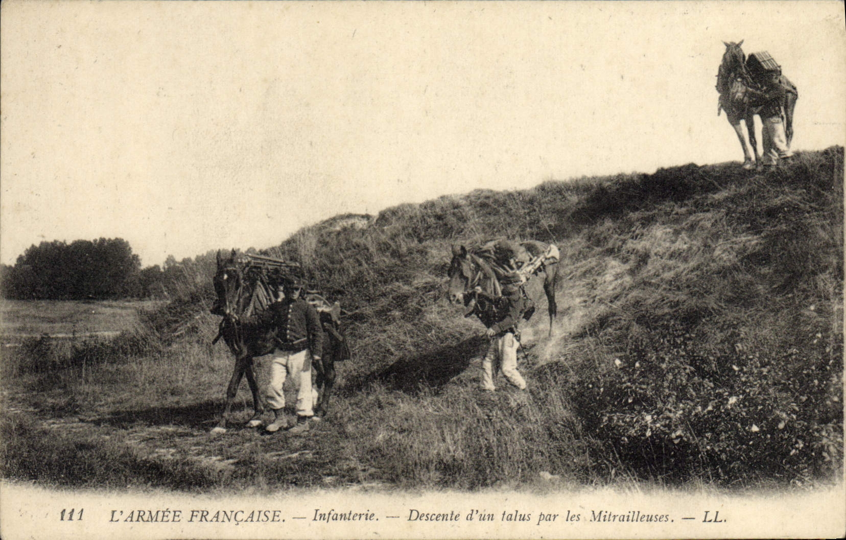 VINTAGE POSTCARD Militaria Infantry Descent of a slope by the machine-guns