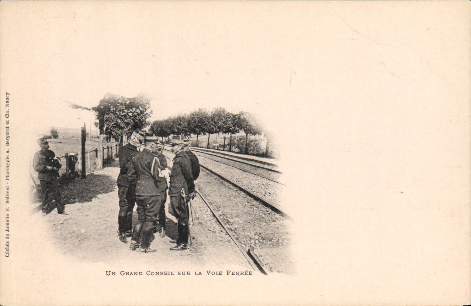 CPA Militaria Un grand Conseil sur la voie ferree