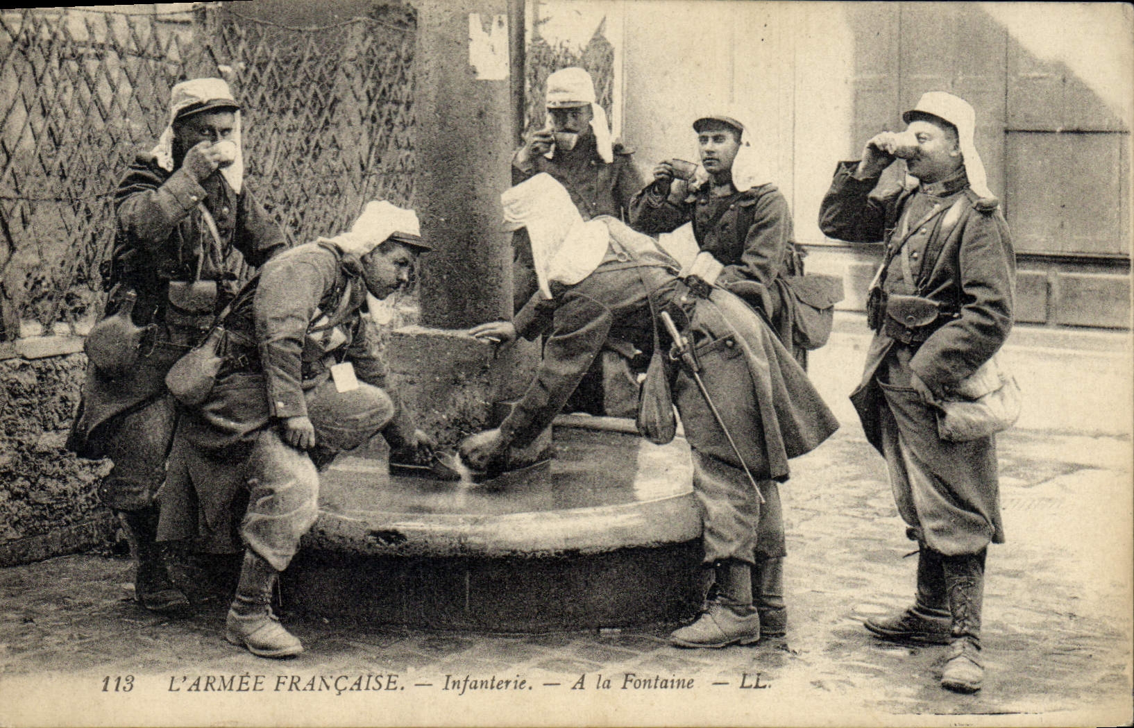CPA Militaria Infanterie a la fontaine
