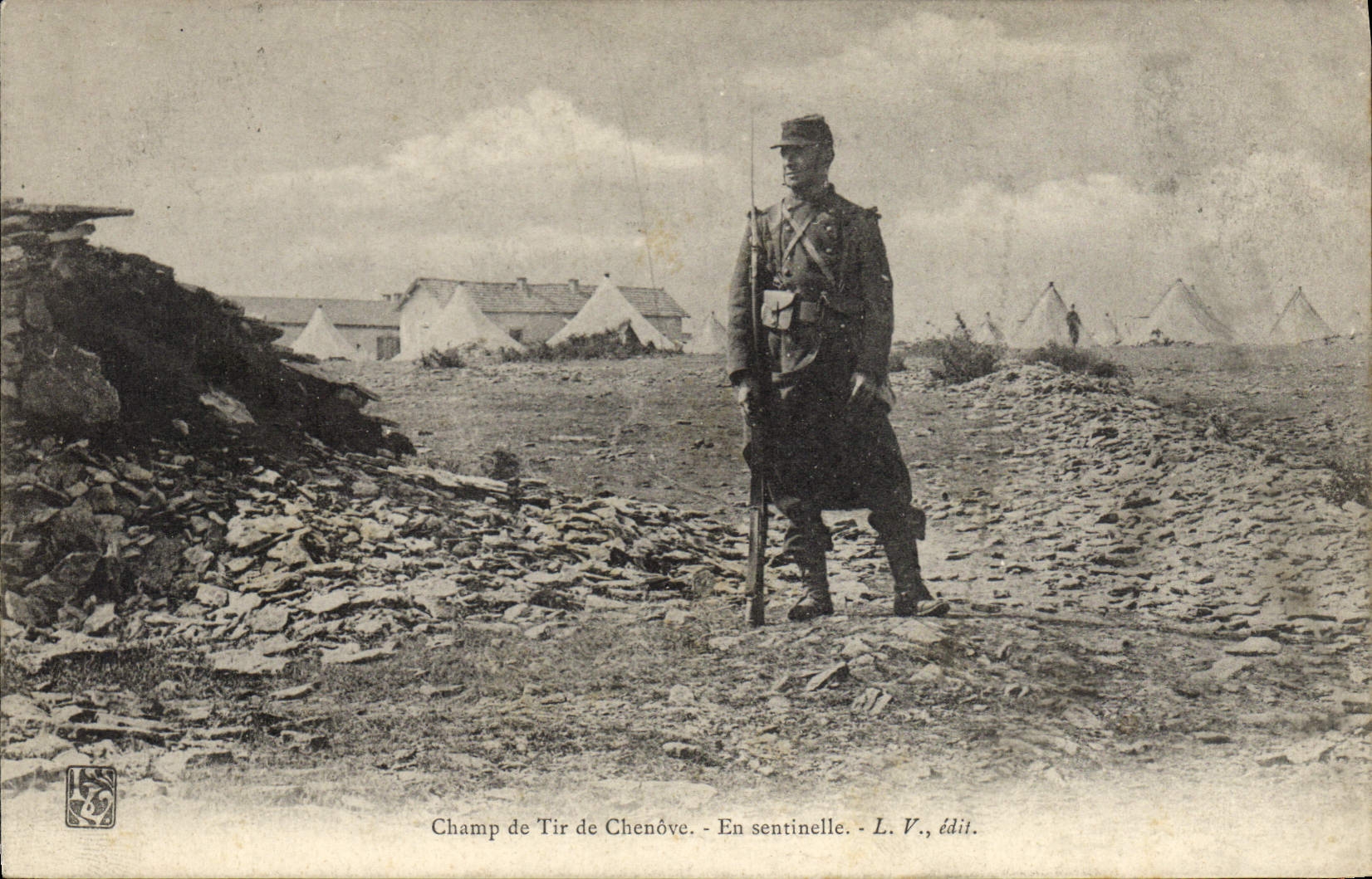 CPA Militaria Champ de tir de Chenove En sentinelle