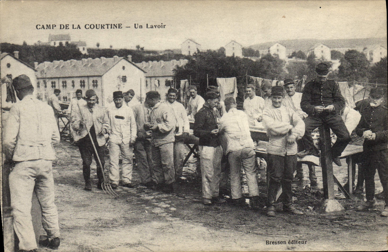 VINTAGE POSTCARD Militaria Camp of Courtine a laundrette
