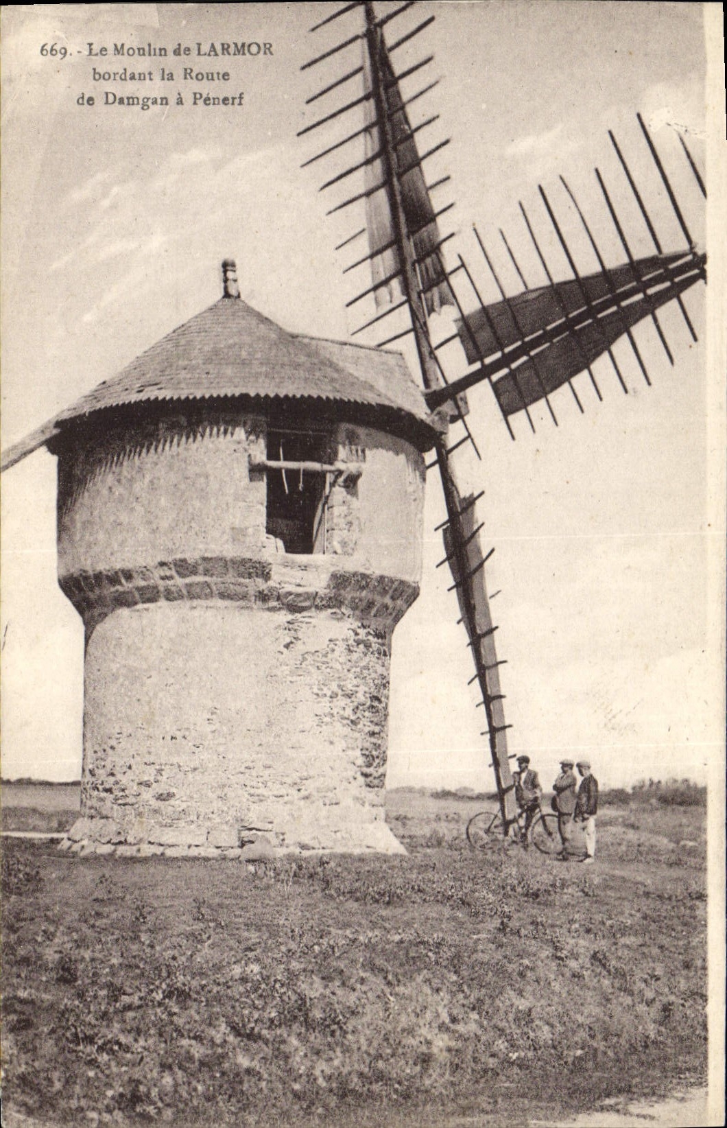 CPA Moulin a vent Le moulin de Larmot bordant la route de Damgan a Penerf