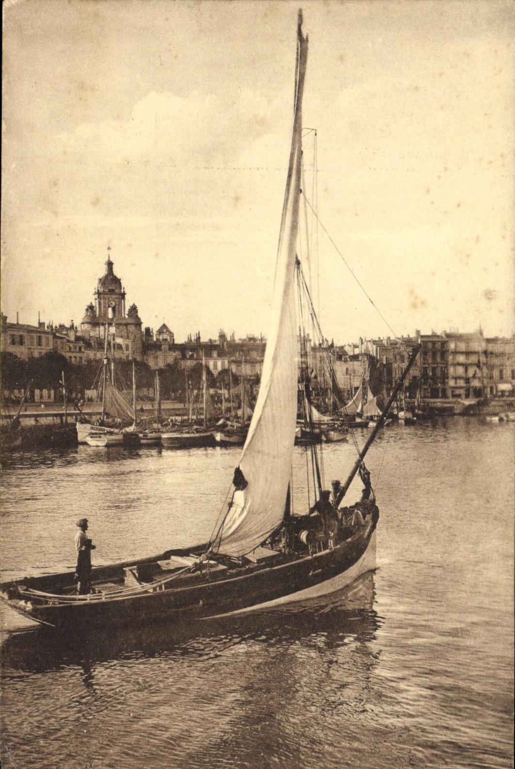CPA Bateau de peche Port de la rochelle vers la grosse horloge