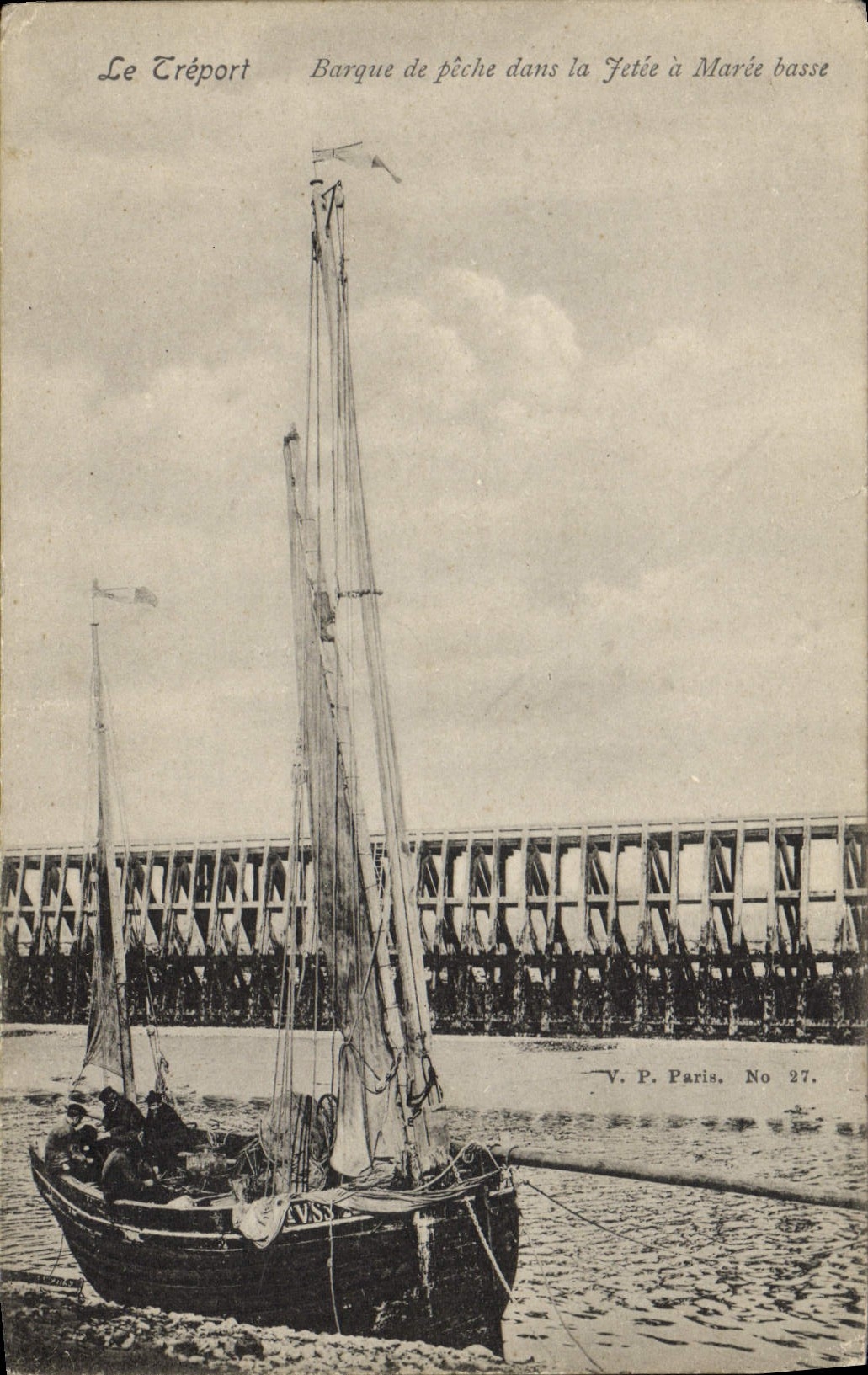 CPA Bateau de peche Le Treport Barque de peche dans la jetee a maree basse