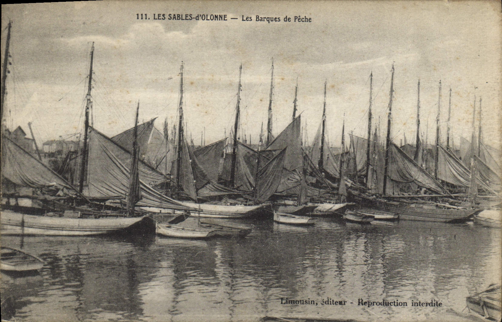 CPA Bateau de peche Les Sables d'Olonne Les barques de peche