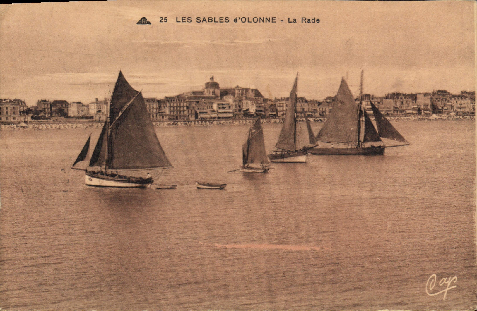 CPA Bateau de peche Les Sables d'Olonne La rade 