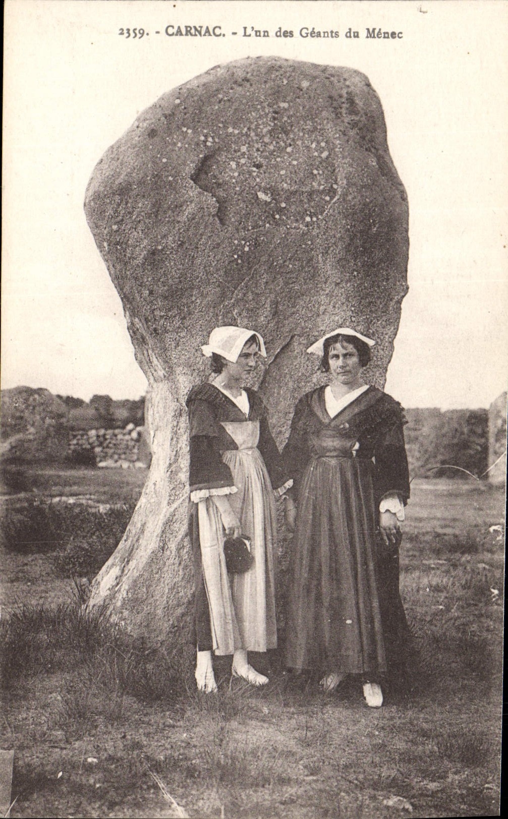 CPA Dolmen Menhir Carnac L'un des geants du Menec Folklore
