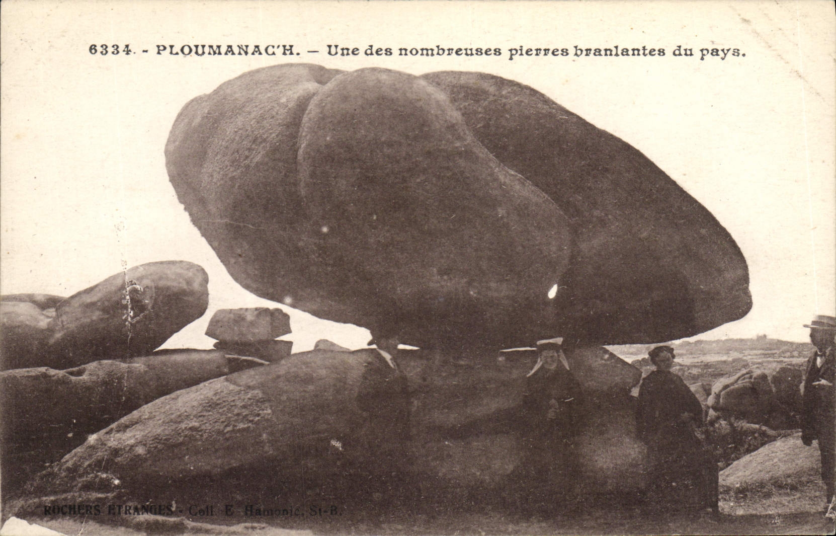 CPA Dolmen Menhir Ploumanac'h Une des nombreuses pierres branlantes du pays Folklore