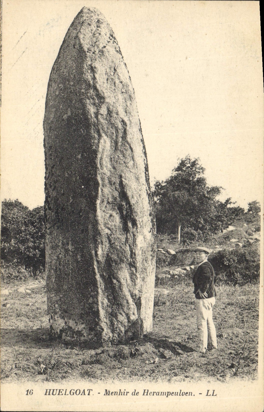 VINTAGE POSTCARD Dolmen Menhir Huelgoat Menhir of Herampeulven