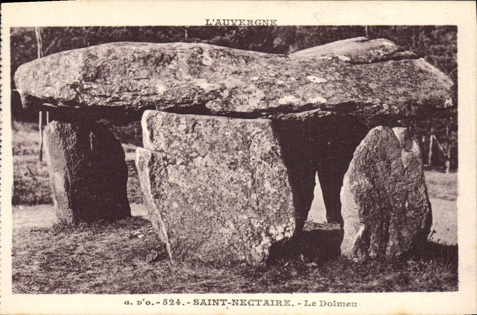 CPA Dolmen Menhir Saint Nectaire Le dolmen Auvergne 