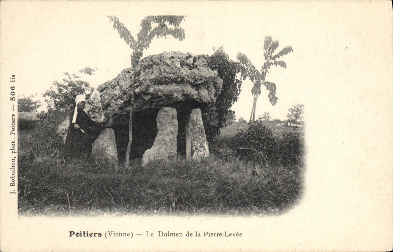 El menhir de Poitiers del dolmen de la POSTAL de la VENDIMIA el dolme de Pedro levantó folklore de la máquina de la cordelería de la mujer