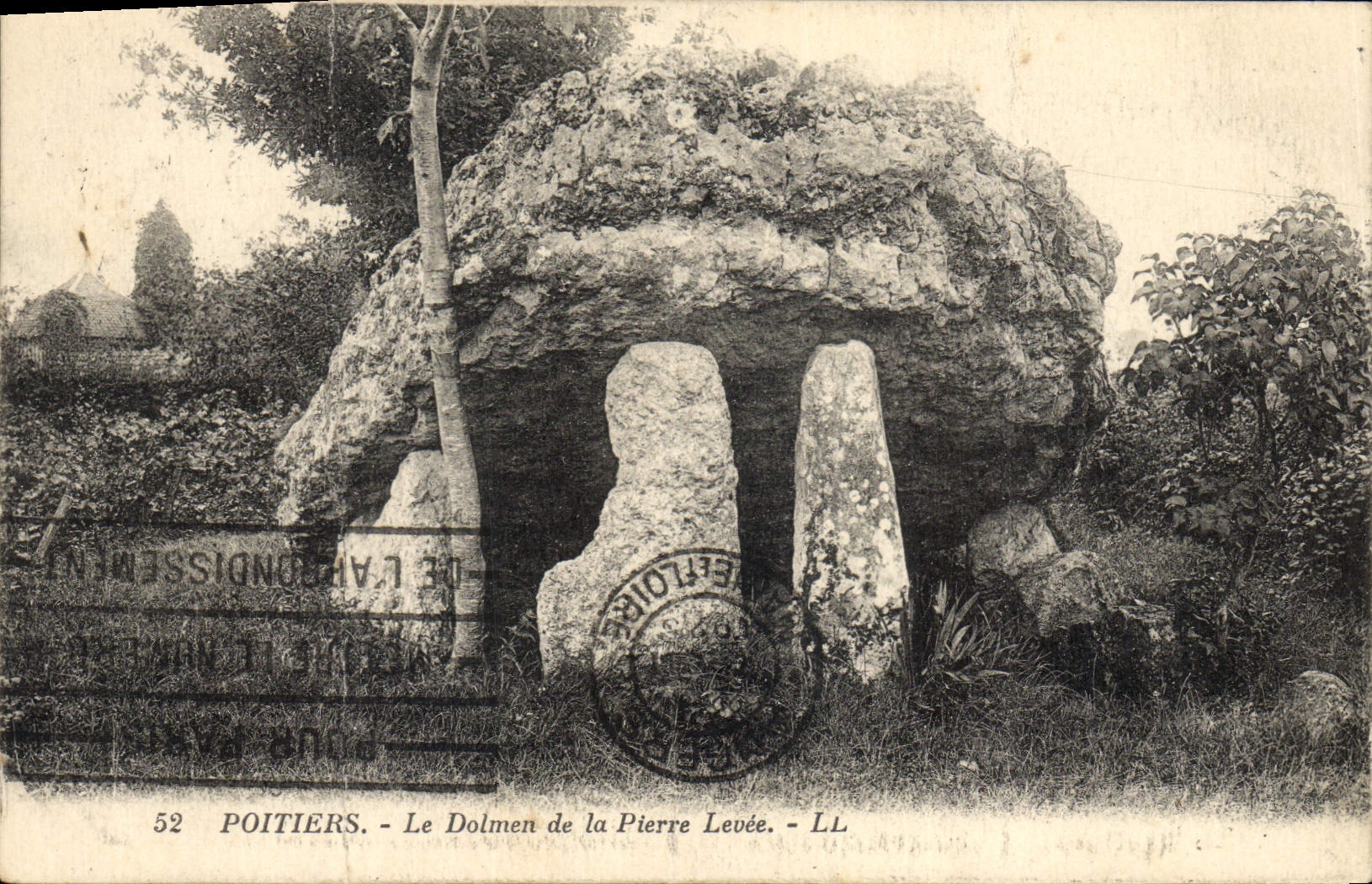 CPA Dolmen Menhir Poitiers Le dolmen de la pierre levee 