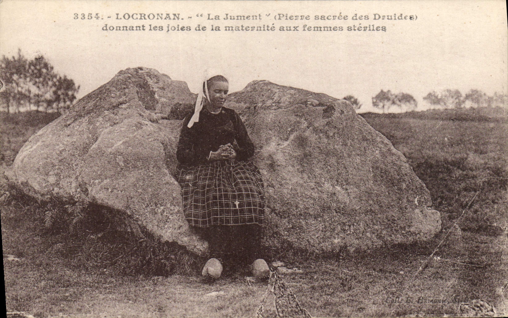 CPA Dolmen Menhir Locronan La jument Pierre sacree des Druides Folklore 