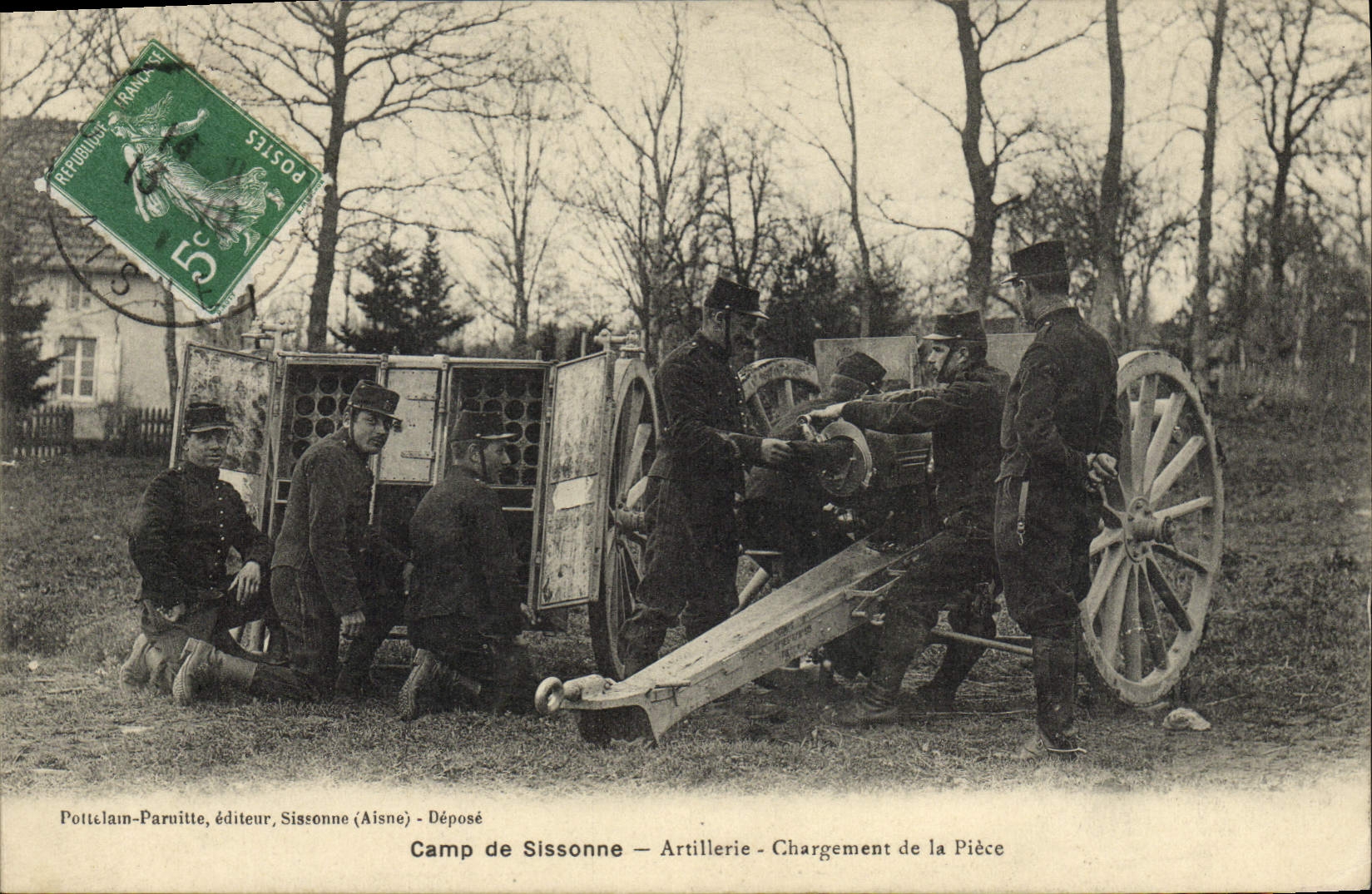 CPA Militaria Camp de Sissonne Artillerie Chargement de la piece