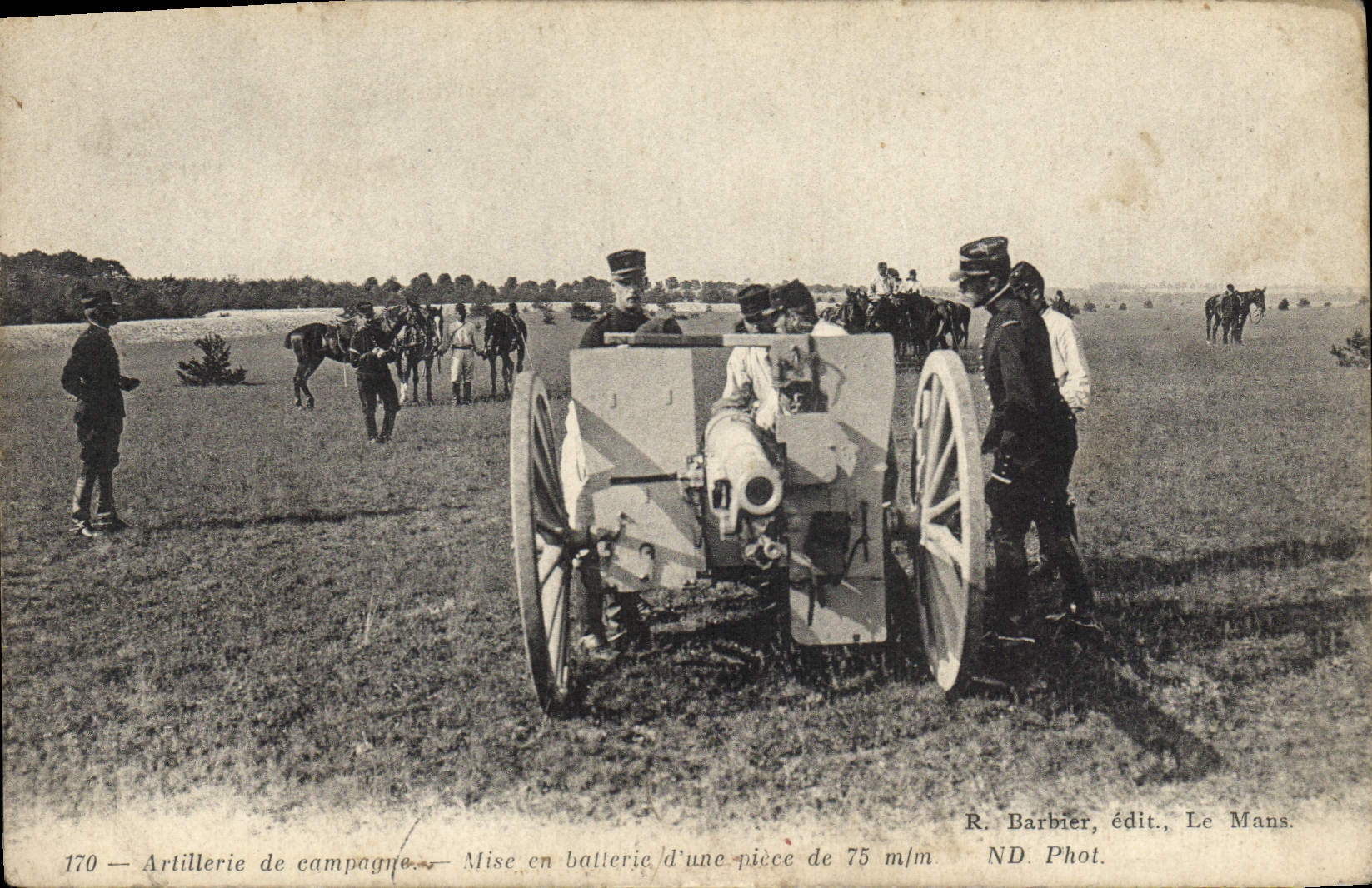 CPA Militaria Artillerie de campagne Mise en batterie d'une piece de 75 mm