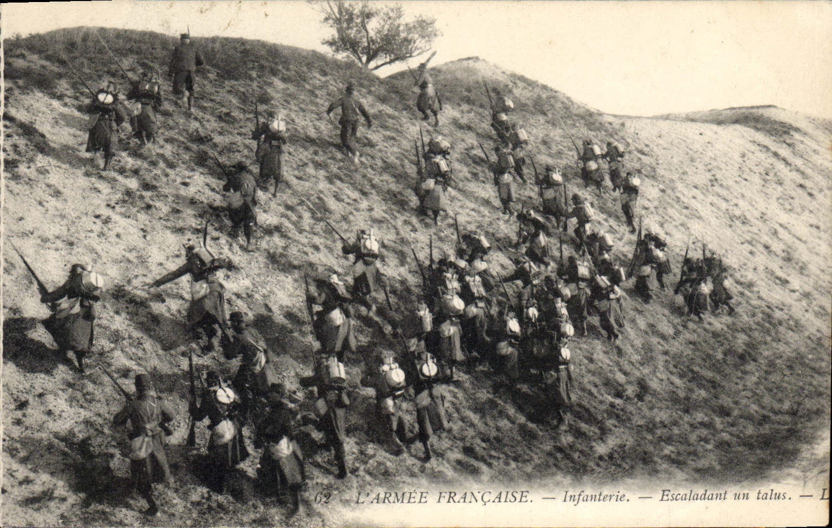 VINTAGE POSTCARD Militaria Infantry Climbing a slope