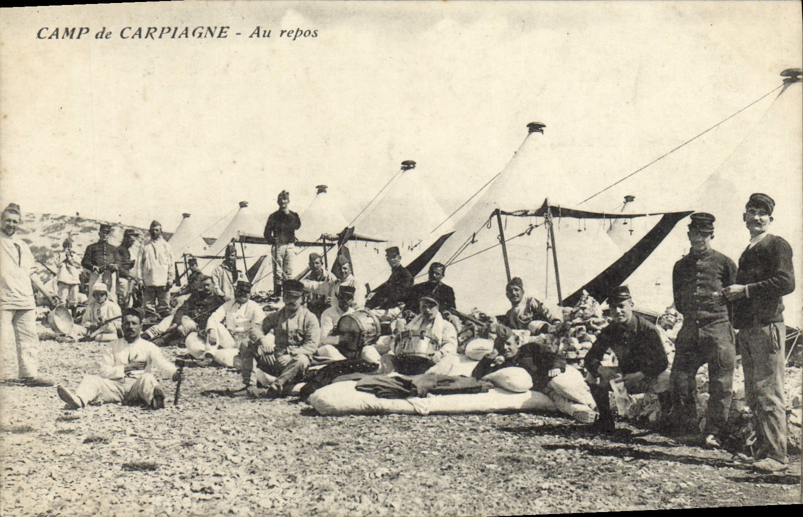 CPA Militaria Camp de Carpiagne Au repos