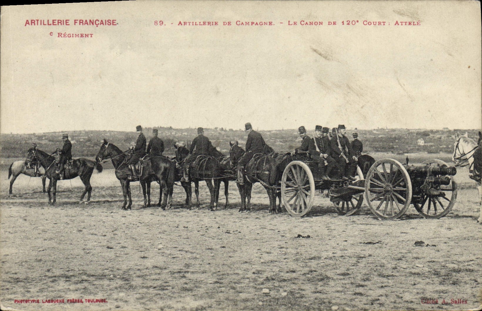 CPA Militaria Artillerie de campagne Le canon de 120