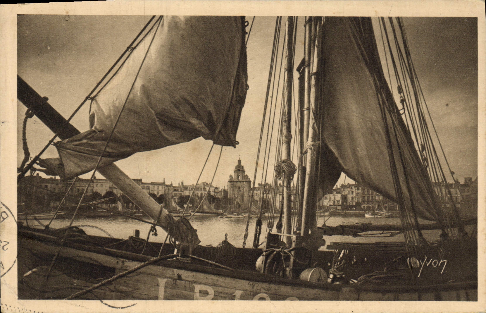 Calle de Yvon de las postales de la publicidad de la POSTAL de la VENDIMIA de Bretaña París La Rochelle una esquina de la TAPA portuaria
