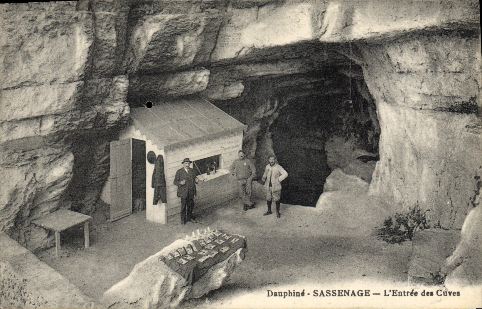 VINTAGE POSTCARD Sassenage Postcards the entry of the caves