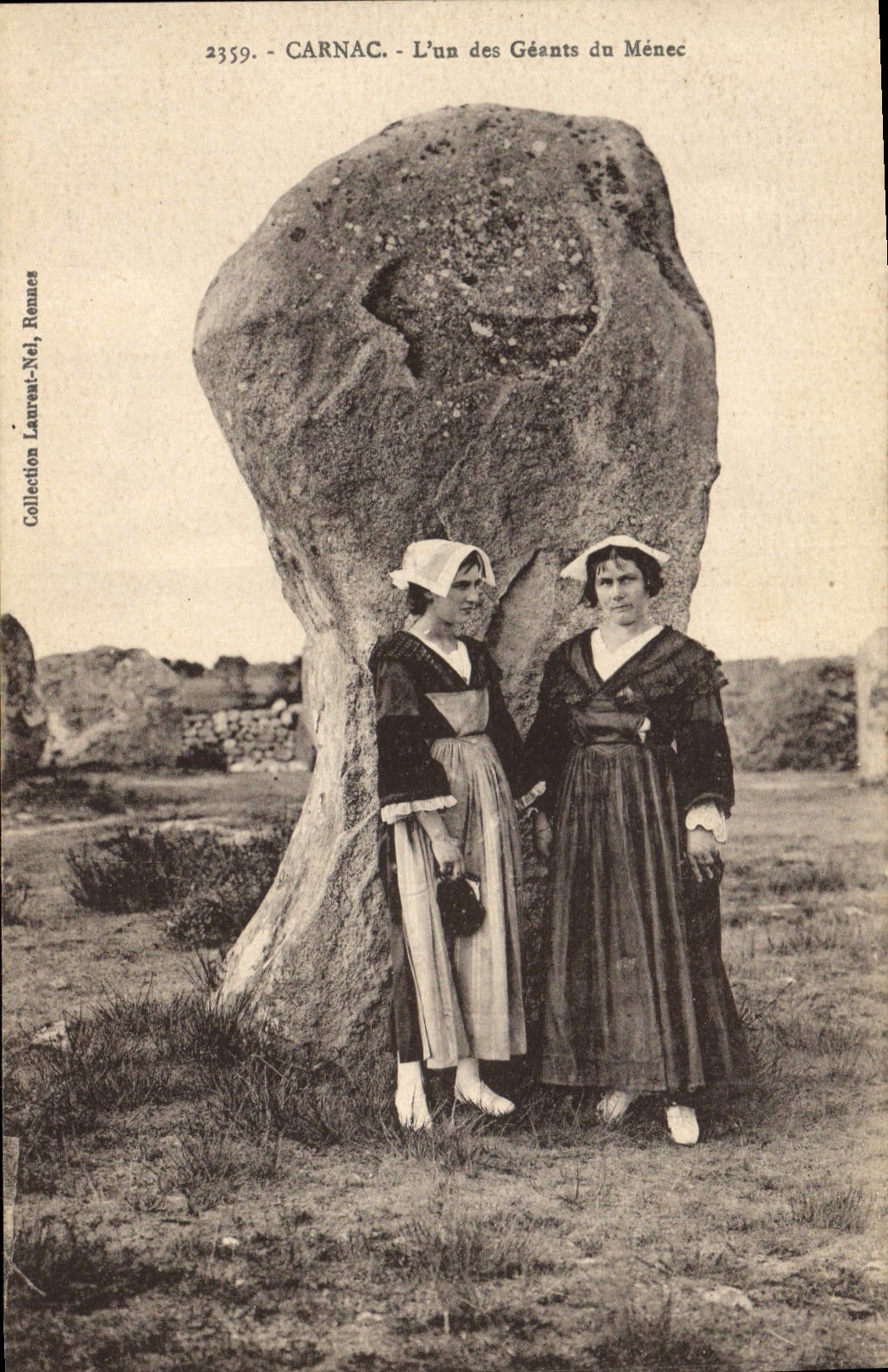 Menhir uno de Carnac del dolmen de la POSTAL de la VENDIMIA de los gigantes del folklore del menec