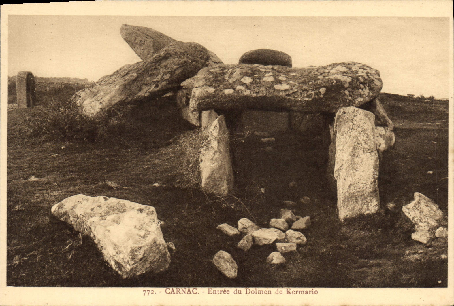 El menhir de Carnac del dolmen de la POSTAL de la VENDIMIA entró del dolmen de Kermario