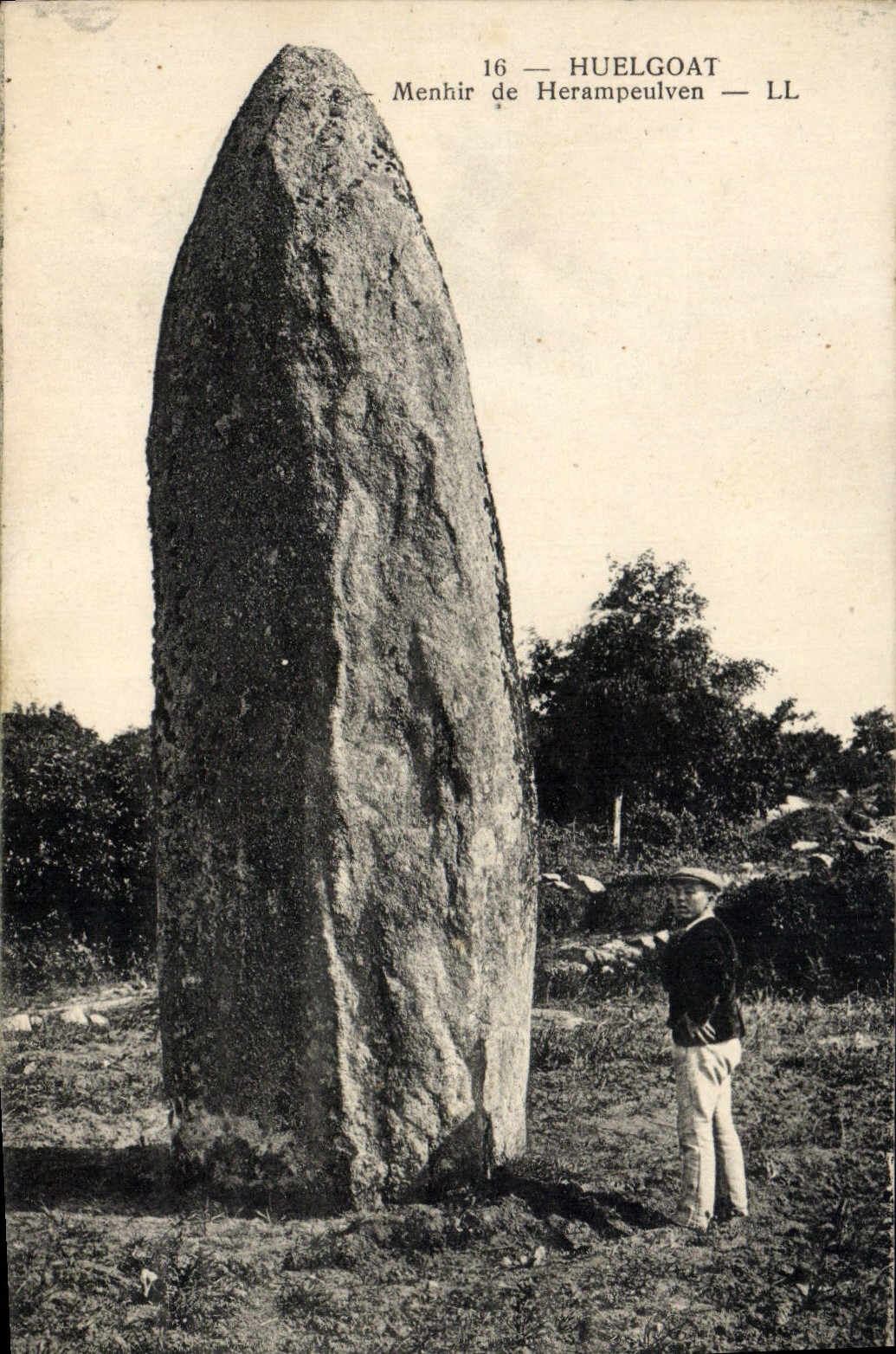Menhir del dolmen de la POSTAL de la VENDIMIA de Herampeulven Huelgoat