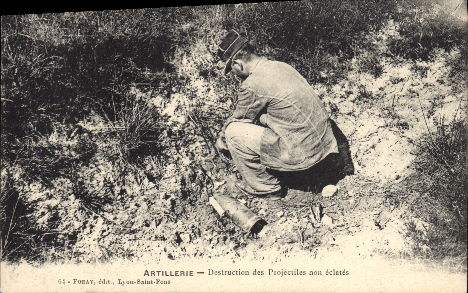 CPA Militaria Artillerie Destruction des projectiles non eclates