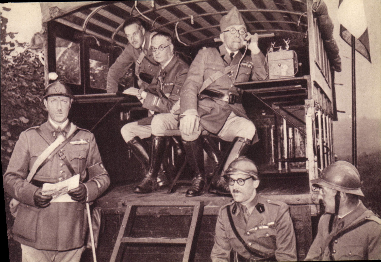 VINTAGE POSTCARD Militaria Headquarters to the operations