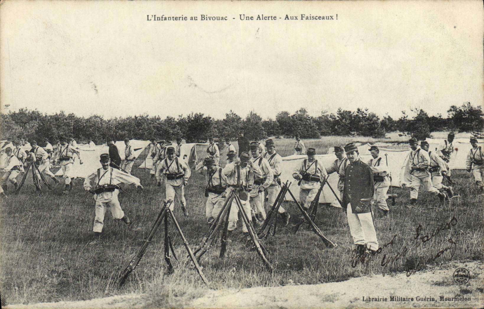 CPA Militaria L'infanterie au bivouac Une alerte Aux faisceaux